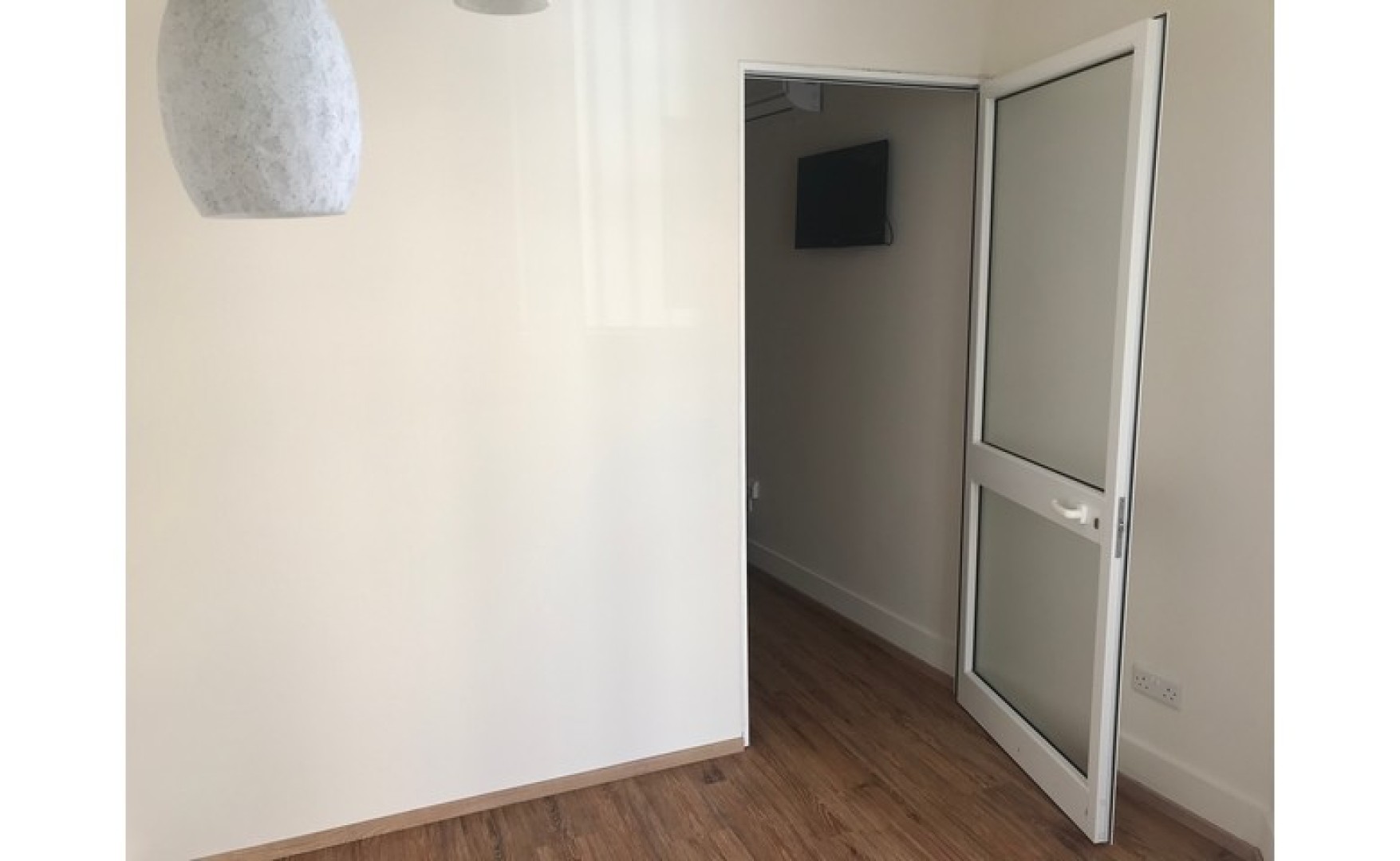 Shops for rent in Malta: Birkirkara office / shop for rent with large front patio