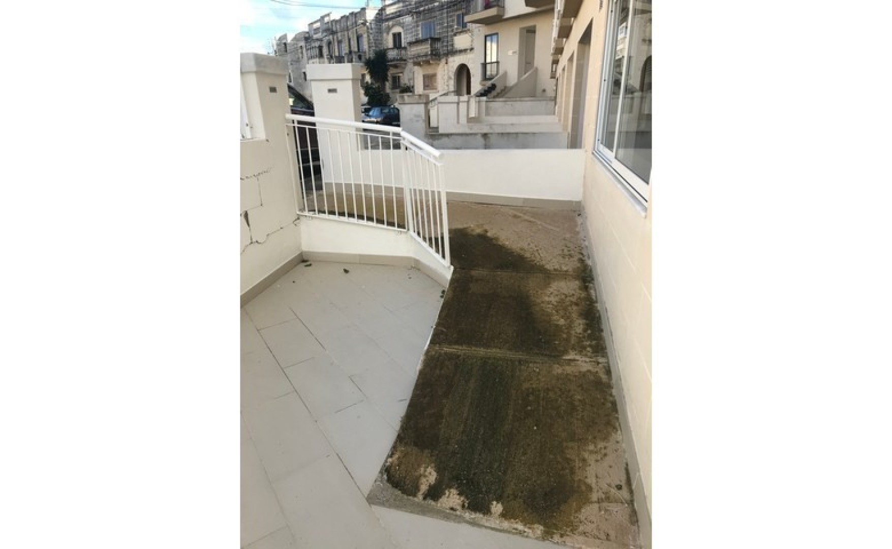 Shops for rent in Malta: Birkirkara office / shop for rent with large front patio