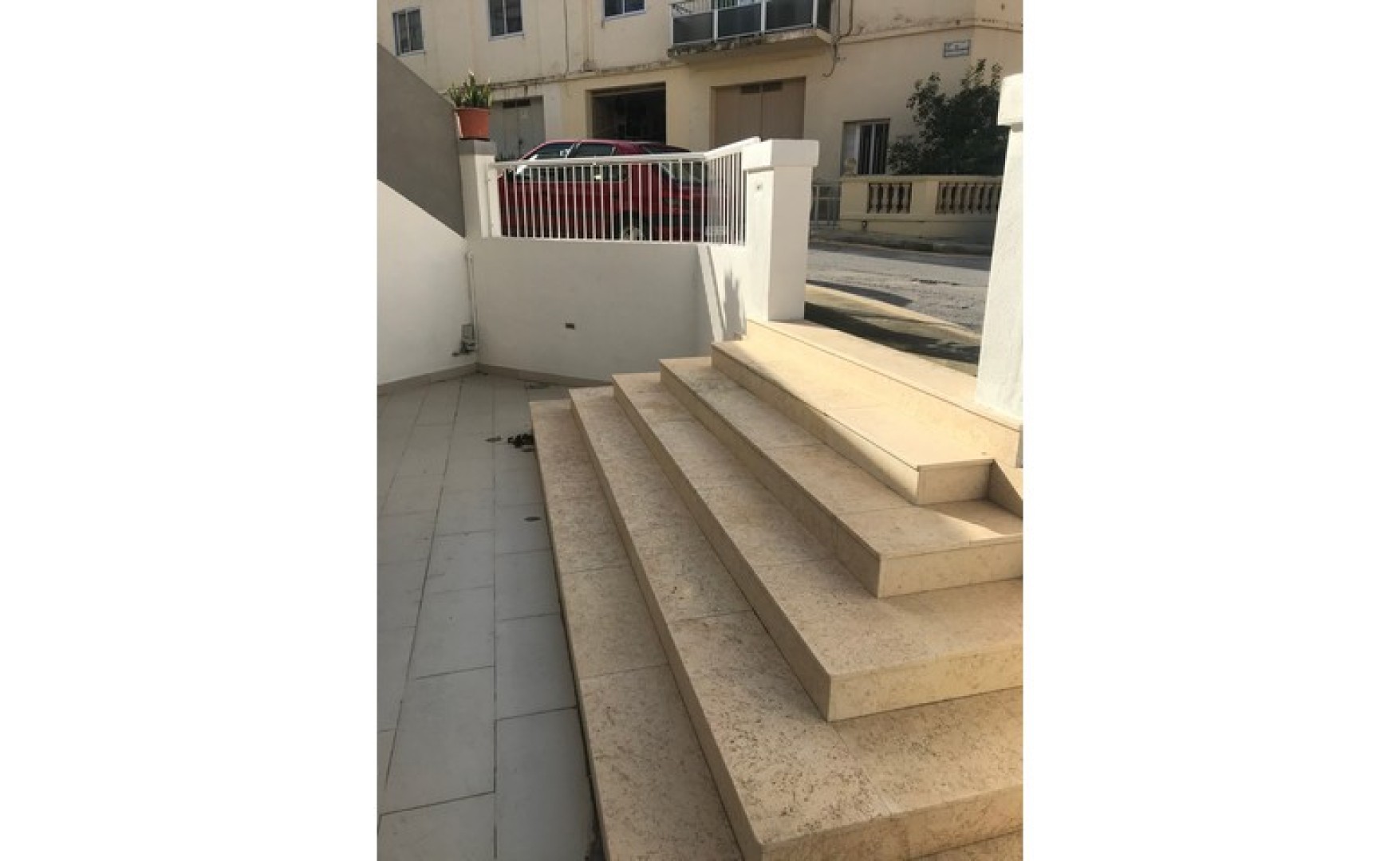 Shops for rent in Malta: Birkirkara office / shop for rent with large front patio
