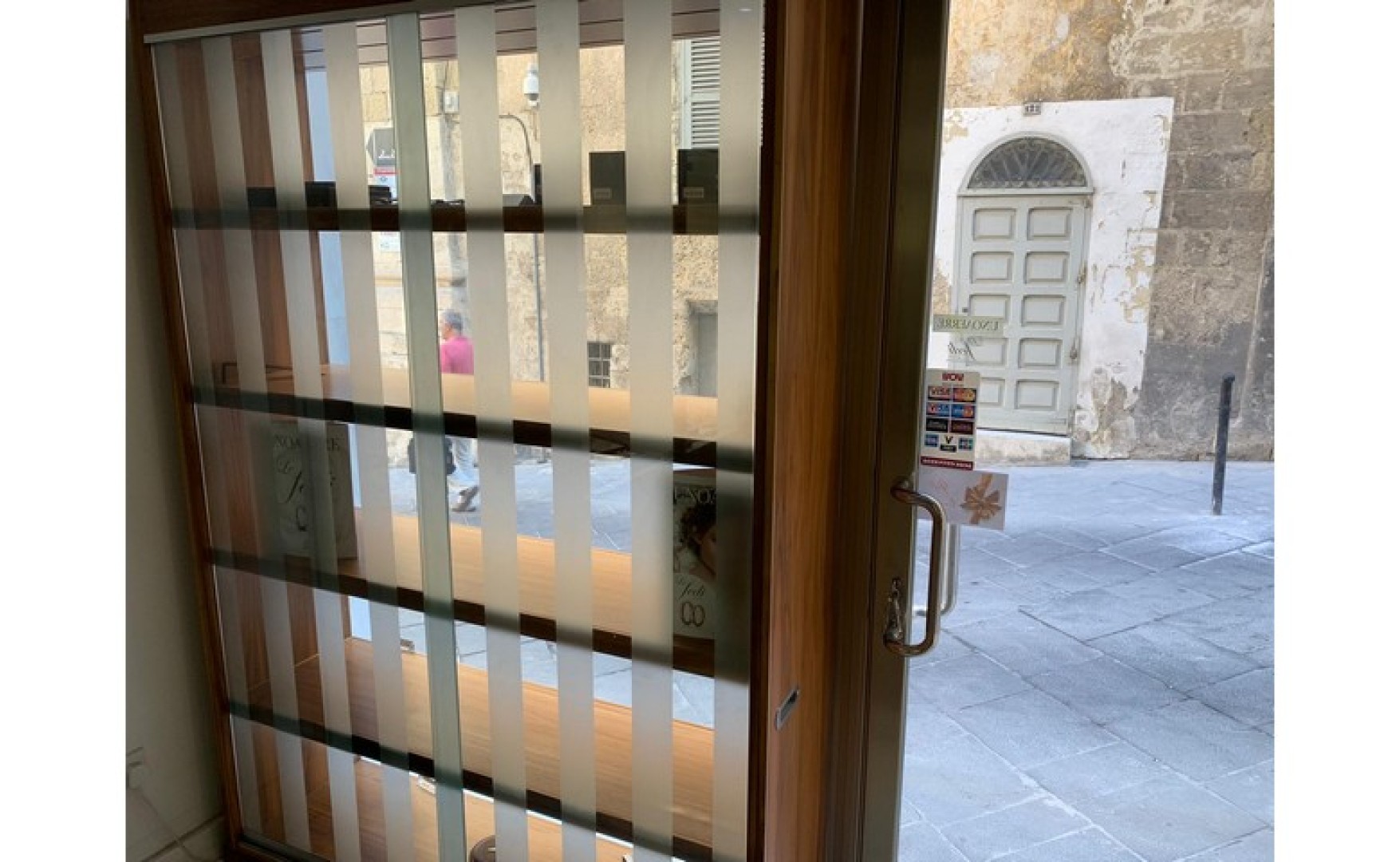 Shops for rent Malta: 45sqm commercial premises to let in Valletta