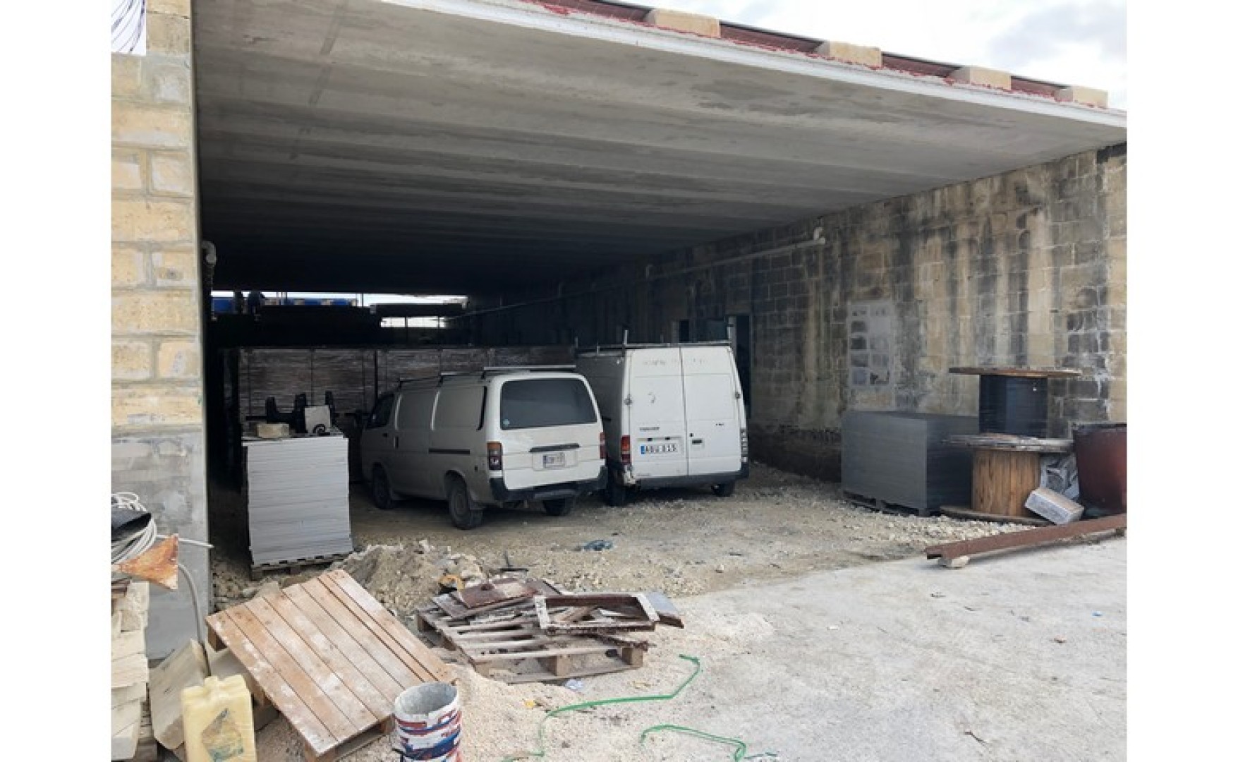 Real estate Malta: New Mriehel 330 - 400sqm warehouse for rent with permits