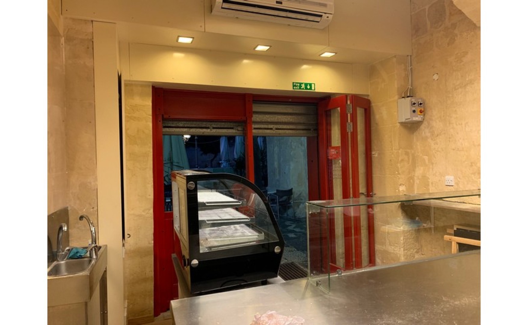 Restaurants for Rent in Malta: Nice Shop/Wine bar / Restaurant to let in Valletta with class 4D permits