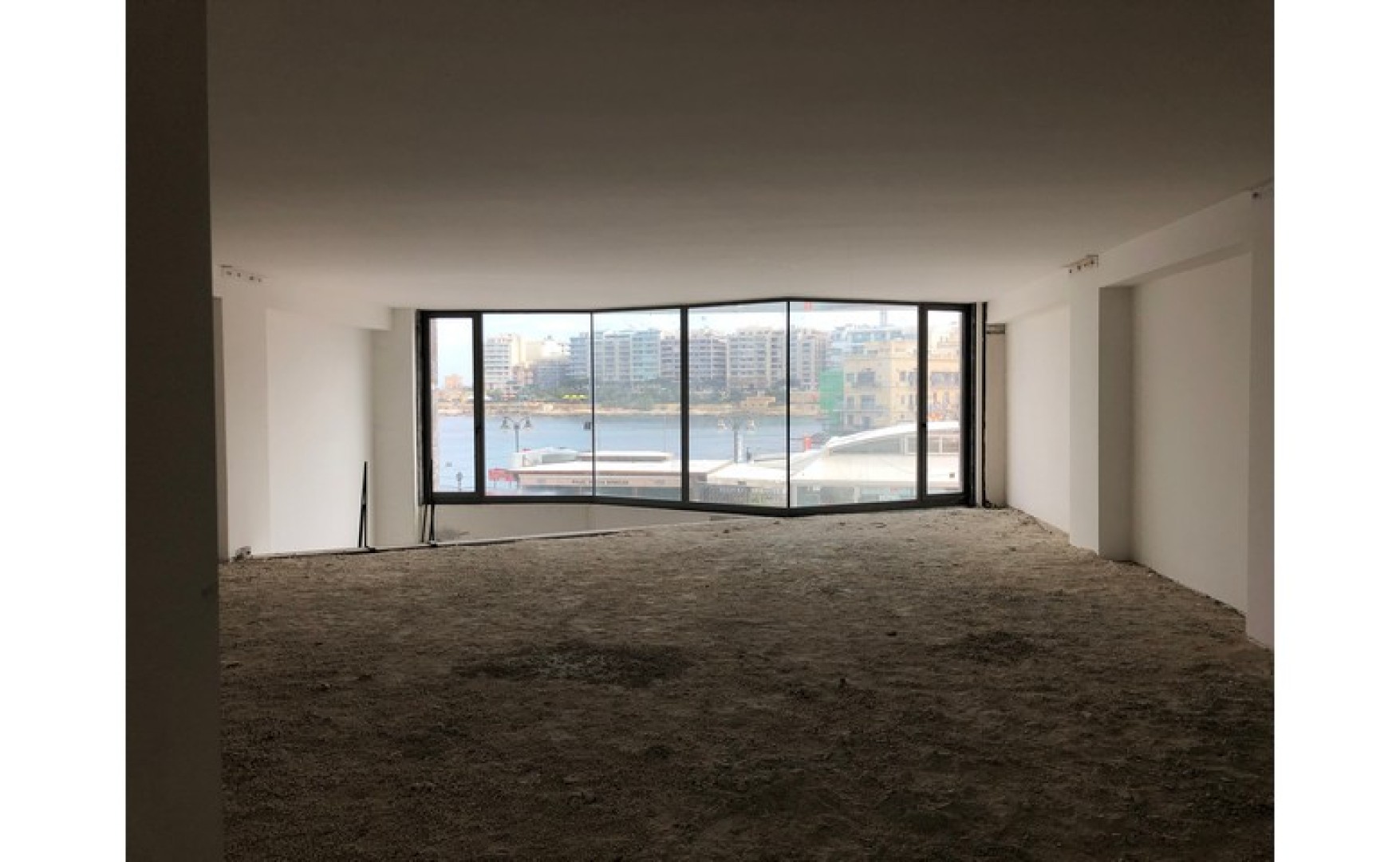550 sqm Office / Shop to let on the St Julians seafront