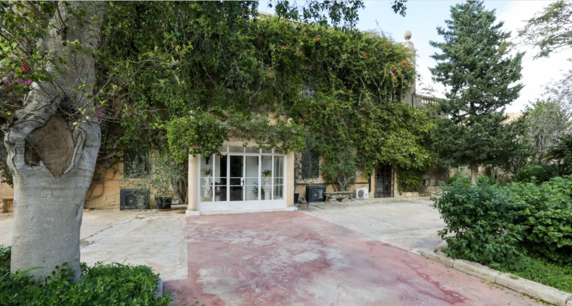 One of a kind Palazzo with Pool and vast Gardens for sale in Wardija