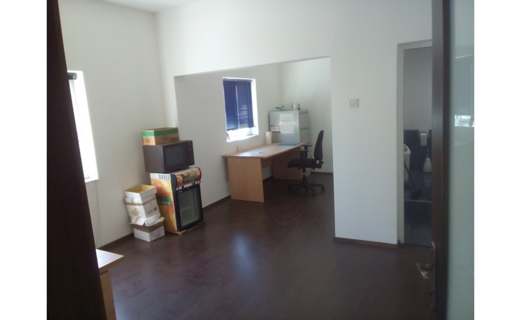Corner Office with several rooms and ample light in Iklin