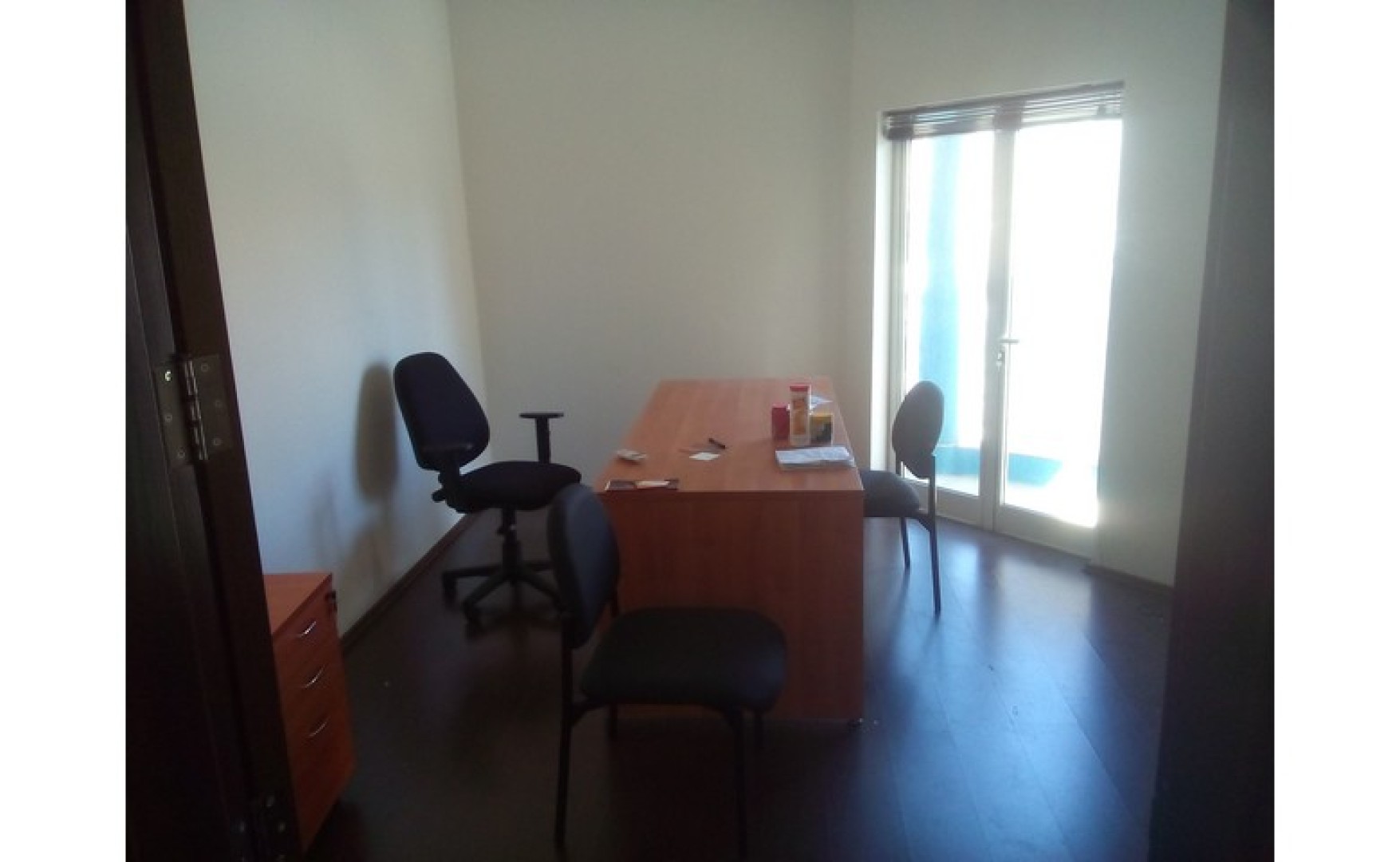 Corner Office with several rooms and ample light in Iklin