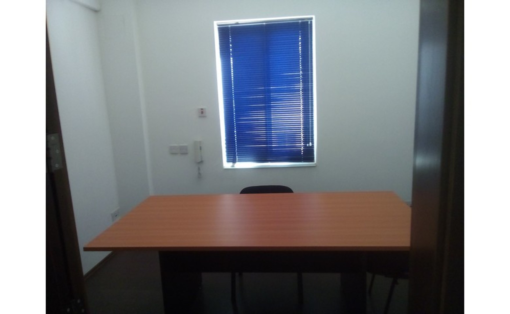 Corner Office with several rooms and ample light in Iklin