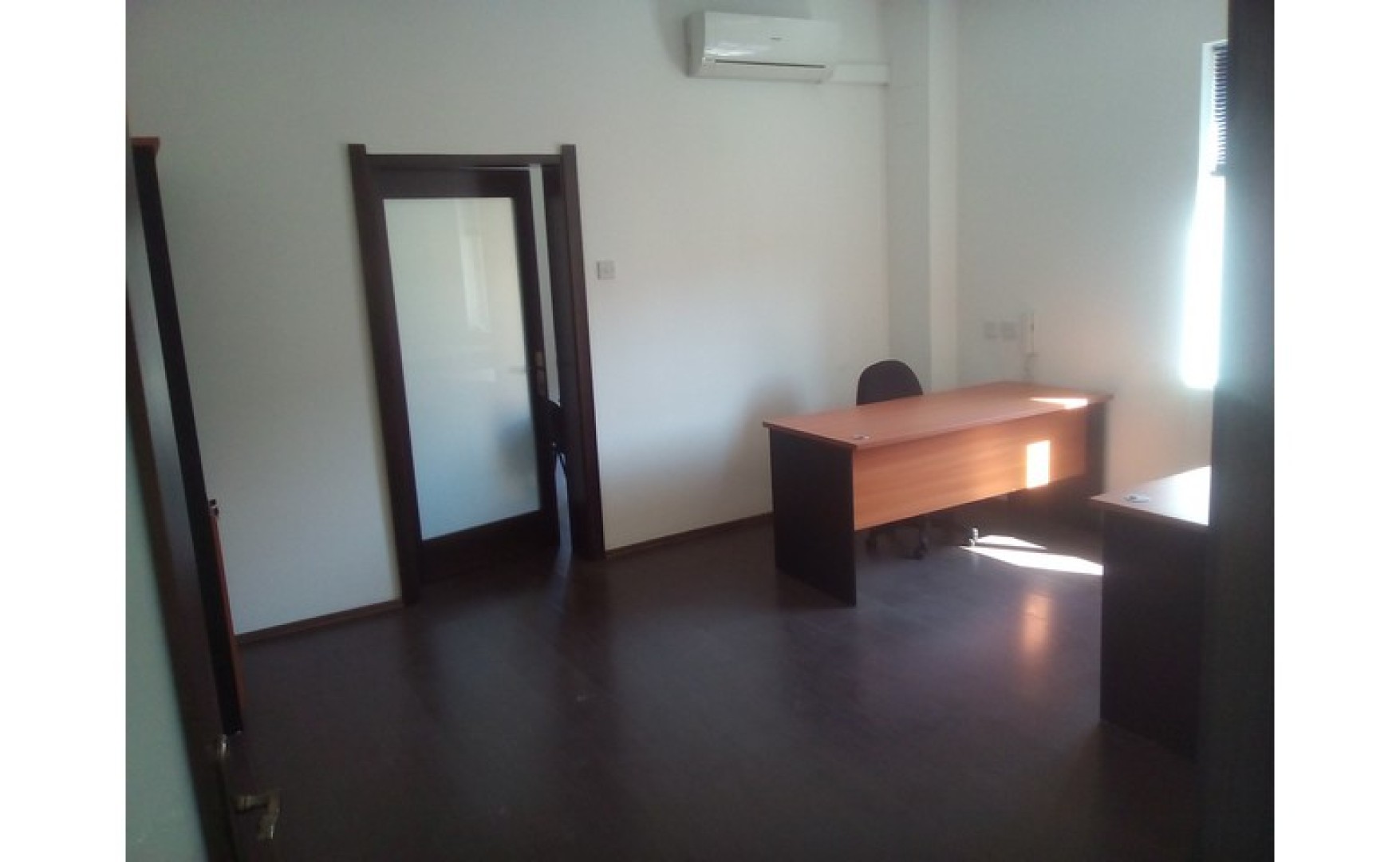 Corner Office with several rooms and ample light in Iklin