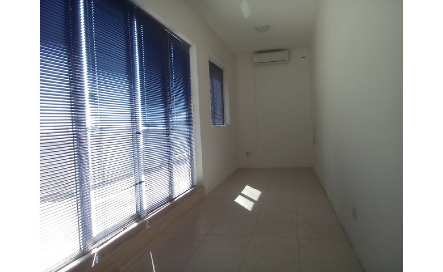 Corner Office with several rooms and ample light in Iklin