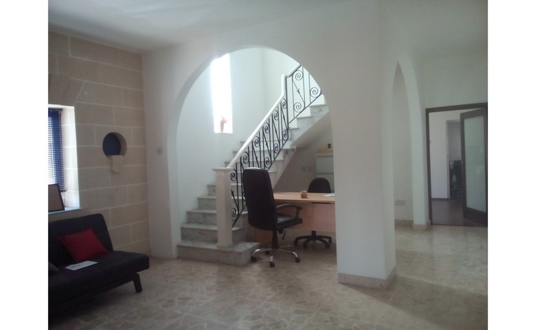 Corner Office with several rooms and ample light in Iklin