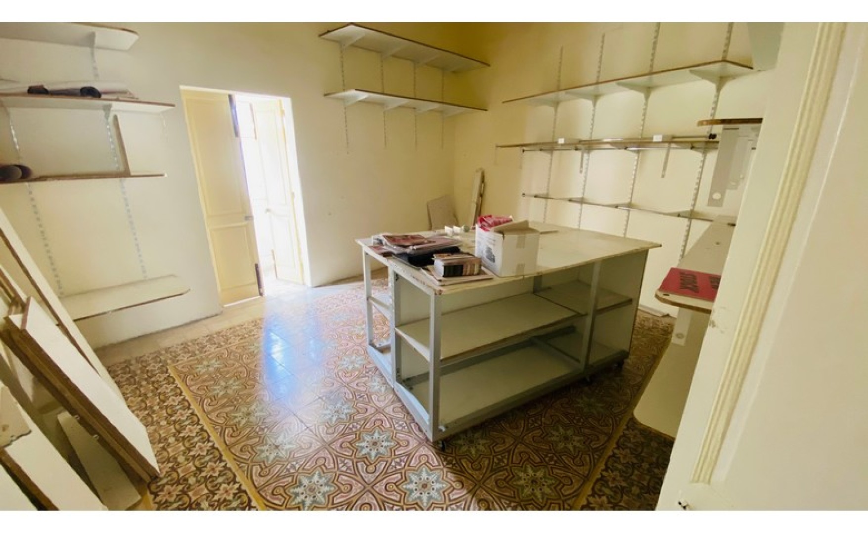 Shops for rent in Malta: Birkirkara commercial premises to let with class 4B permits