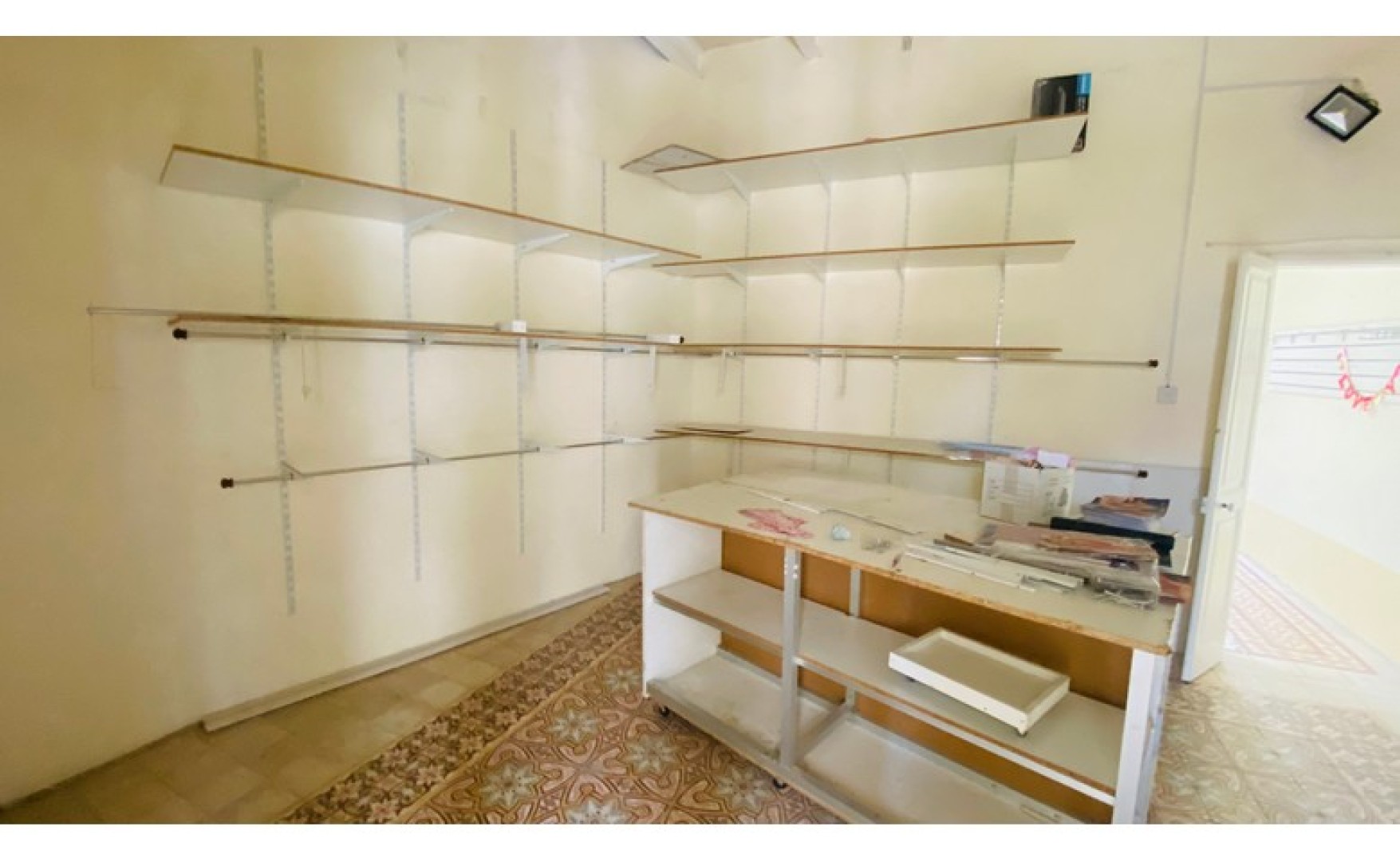 Shops for rent in Malta: Birkirkara commercial premises to let with class 4B permits