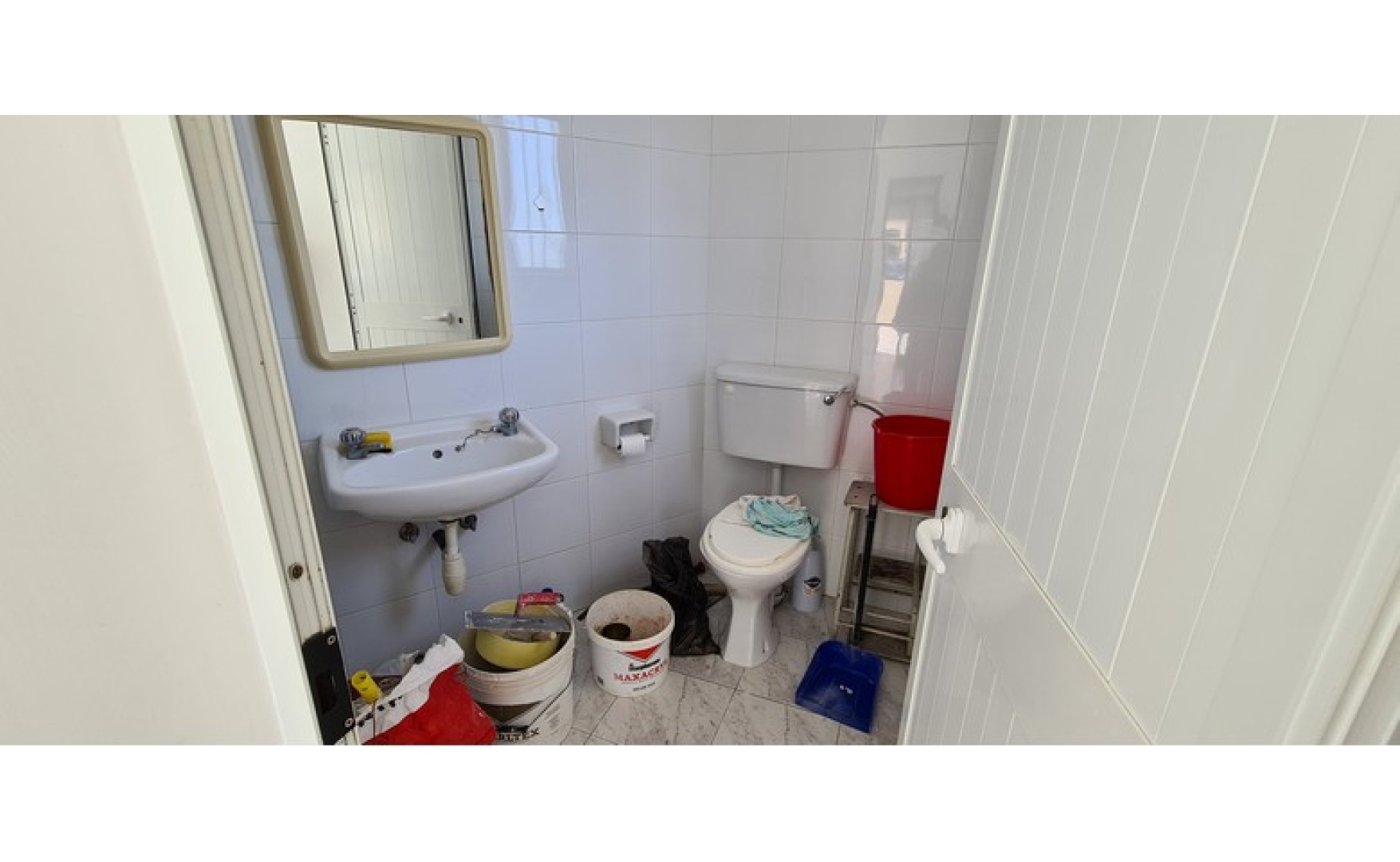 Shops for rent in Malta: Corner shop for rent in Gharghur