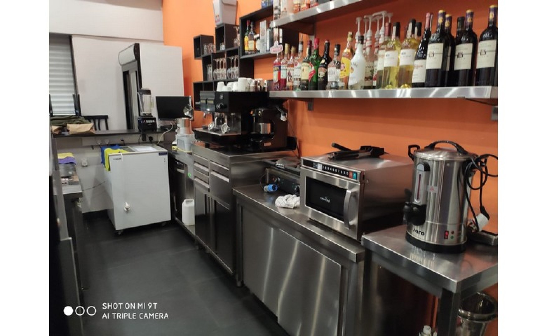 Restaurants for rent in Malta: Gzira corner cafeteria for rent with 4D permits