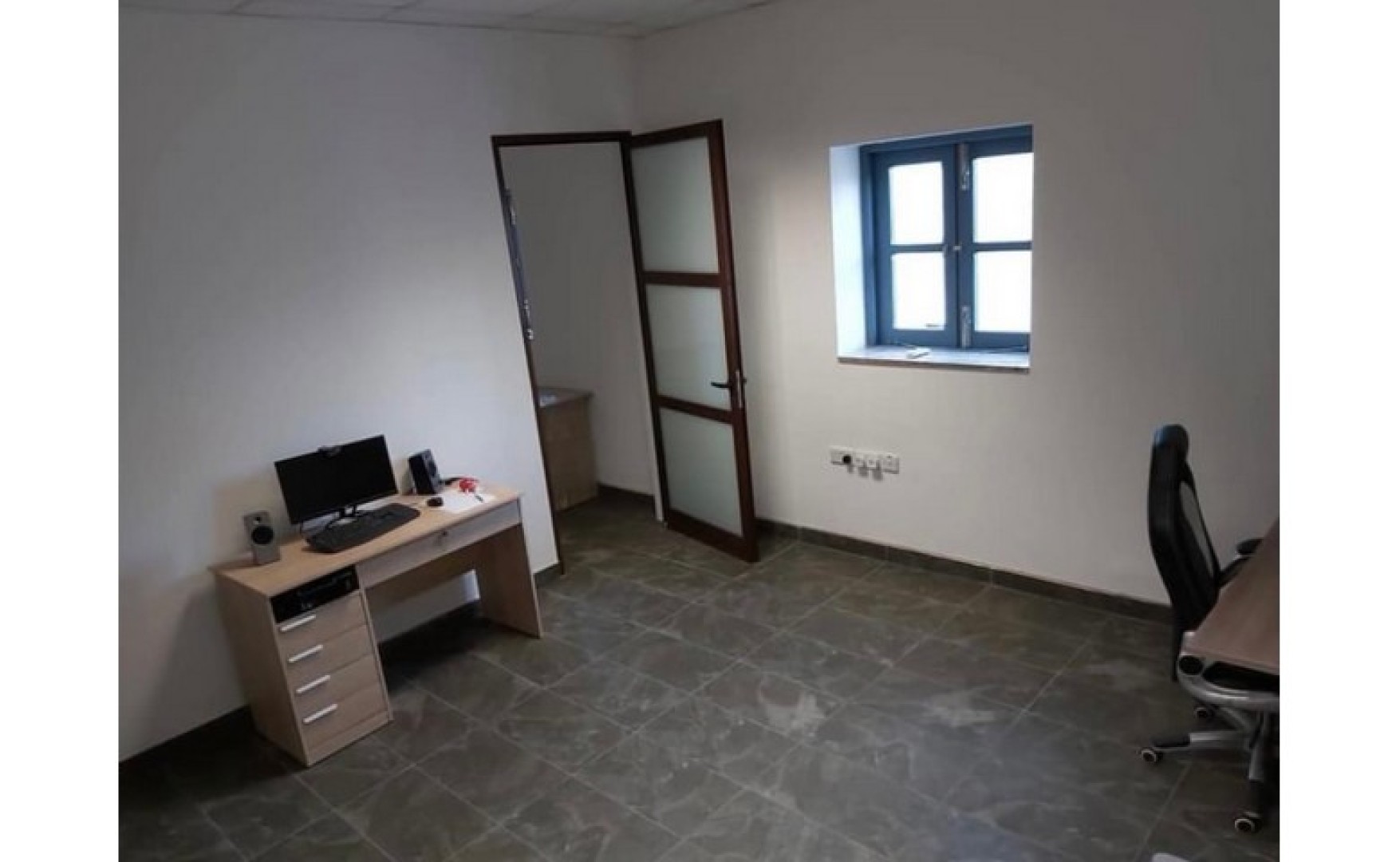 Class 4b Shop / Office in Attard for Rent 100sqm