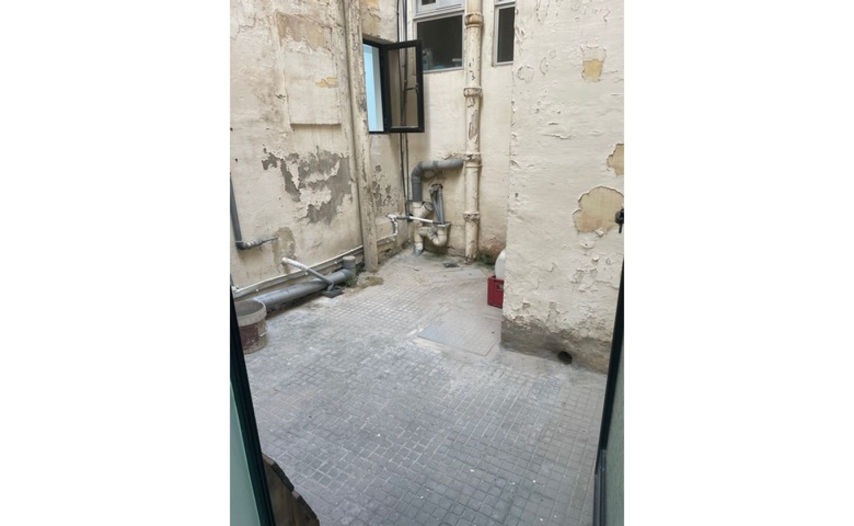 Shop to let in Malta: Gzira 55sqm premises for rent with class 4B permits