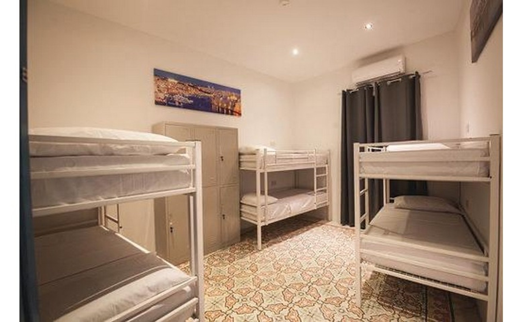 Estate agents Malta: Hostel for rent in St Julian's
