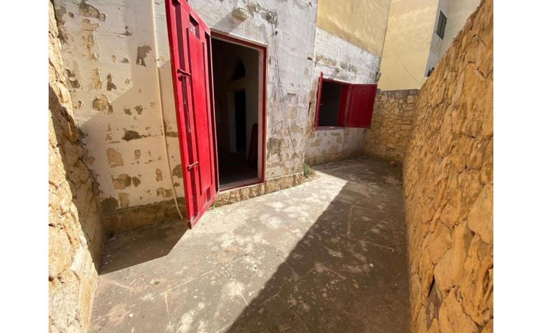 Shops for rent in Malta: Mosta 100sqm commercial in a prime area