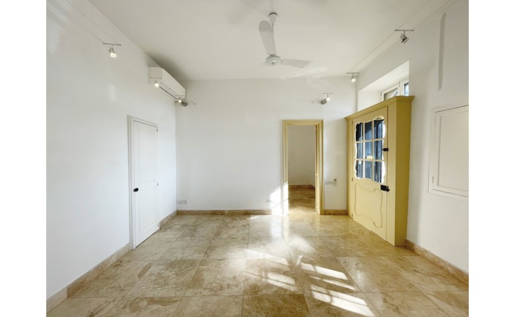 Office to let Malta: 90sqm commercial premises for rent in Valletta
