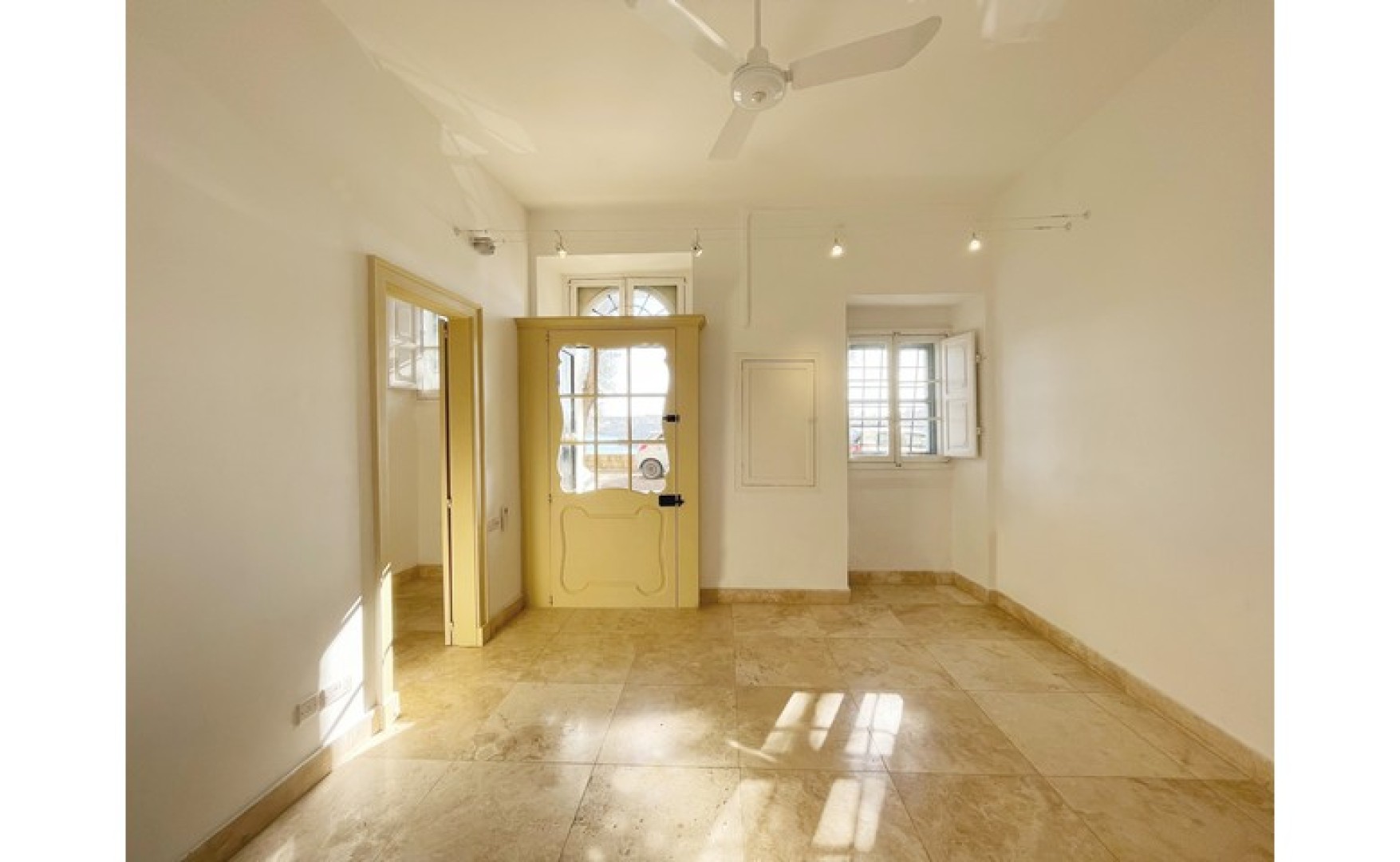 Office to let Malta: 90sqm commercial premises for rent in Valletta