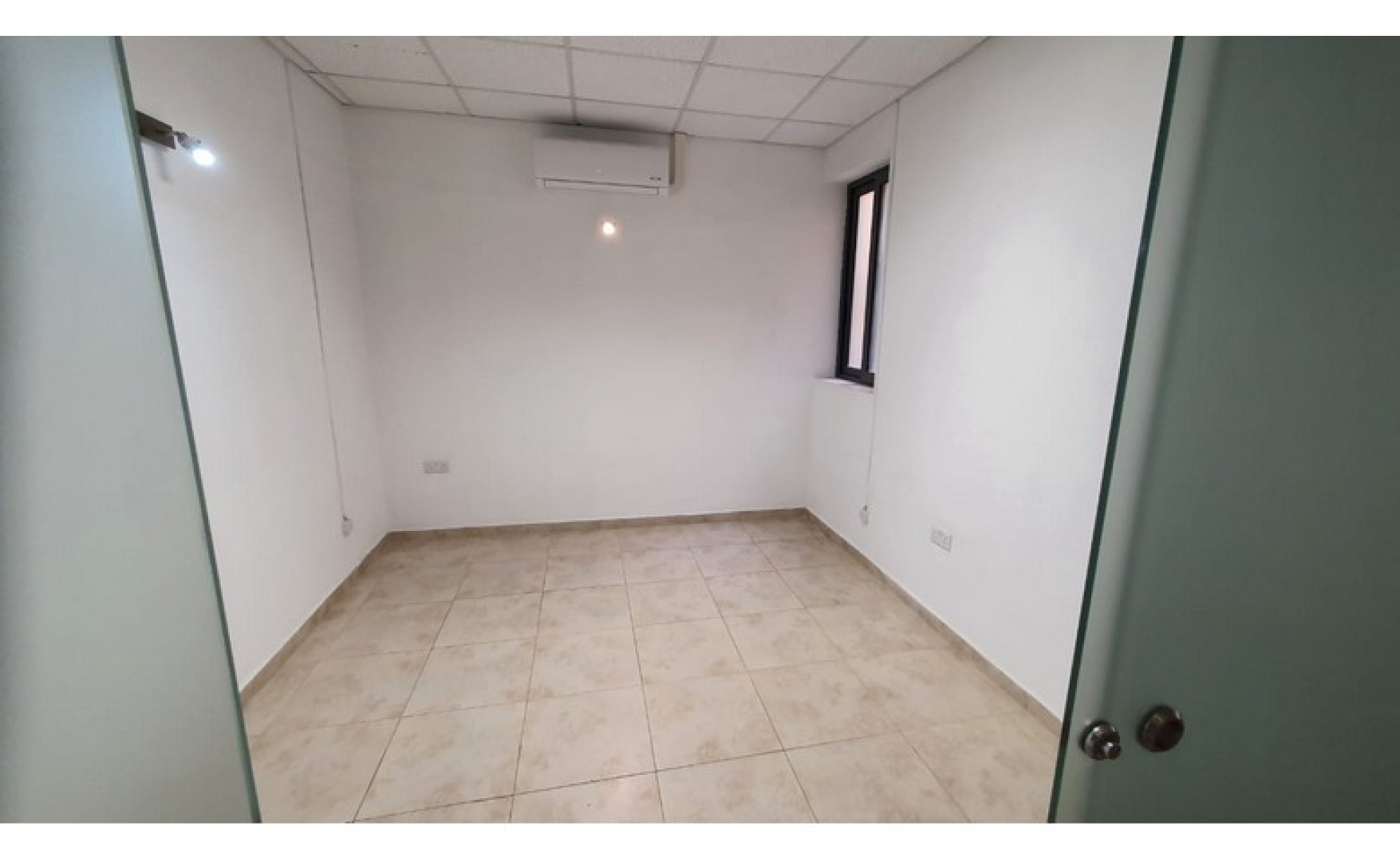Office to let Malta: Ta' Xbiex 90sqm office for rent