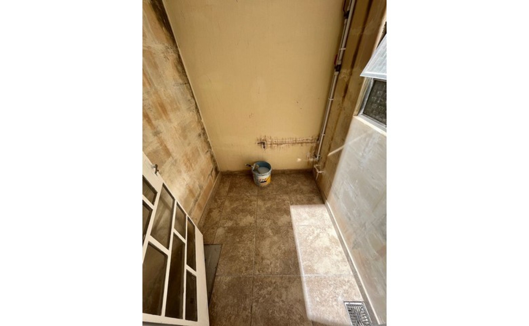 Shops for rent in Malta: Corner shop for rent in Gharghur