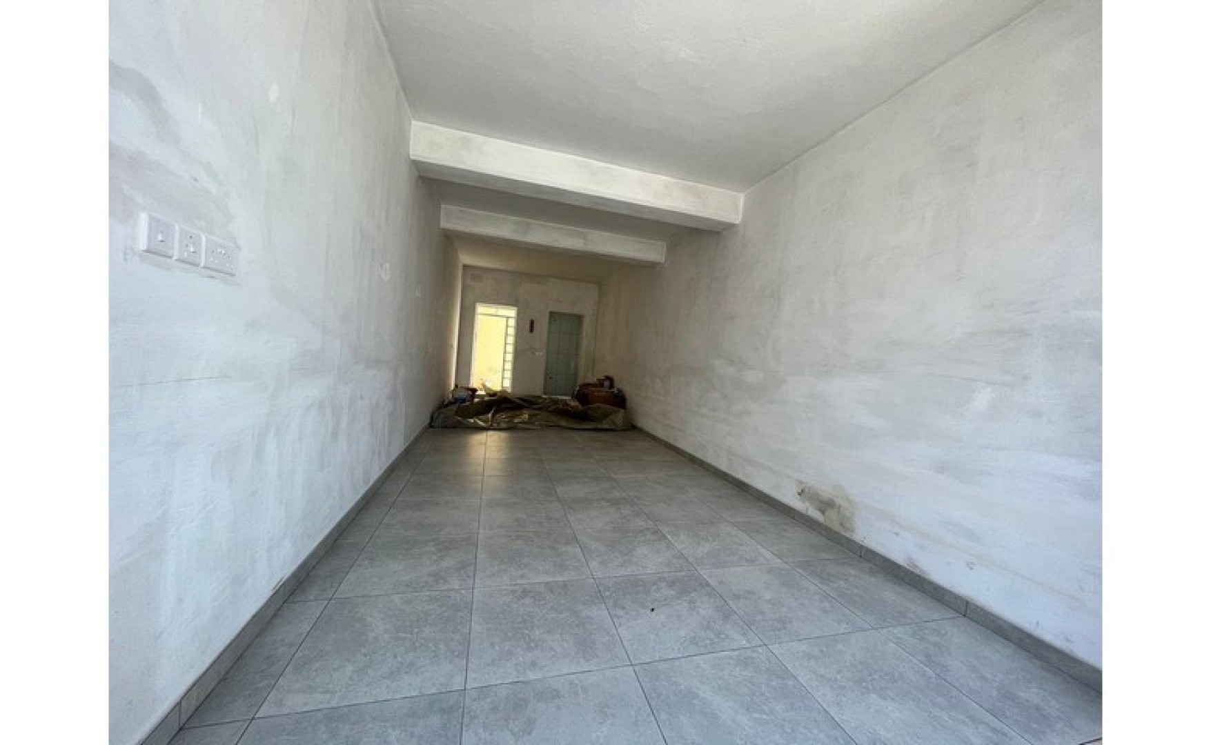 Shops for rent in Malta: Corner shop for rent in Gharghur