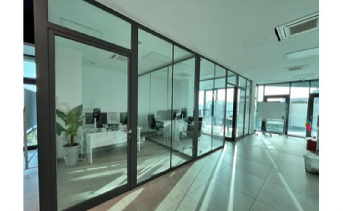Modern Office that consists of 190sqm with parking for rent