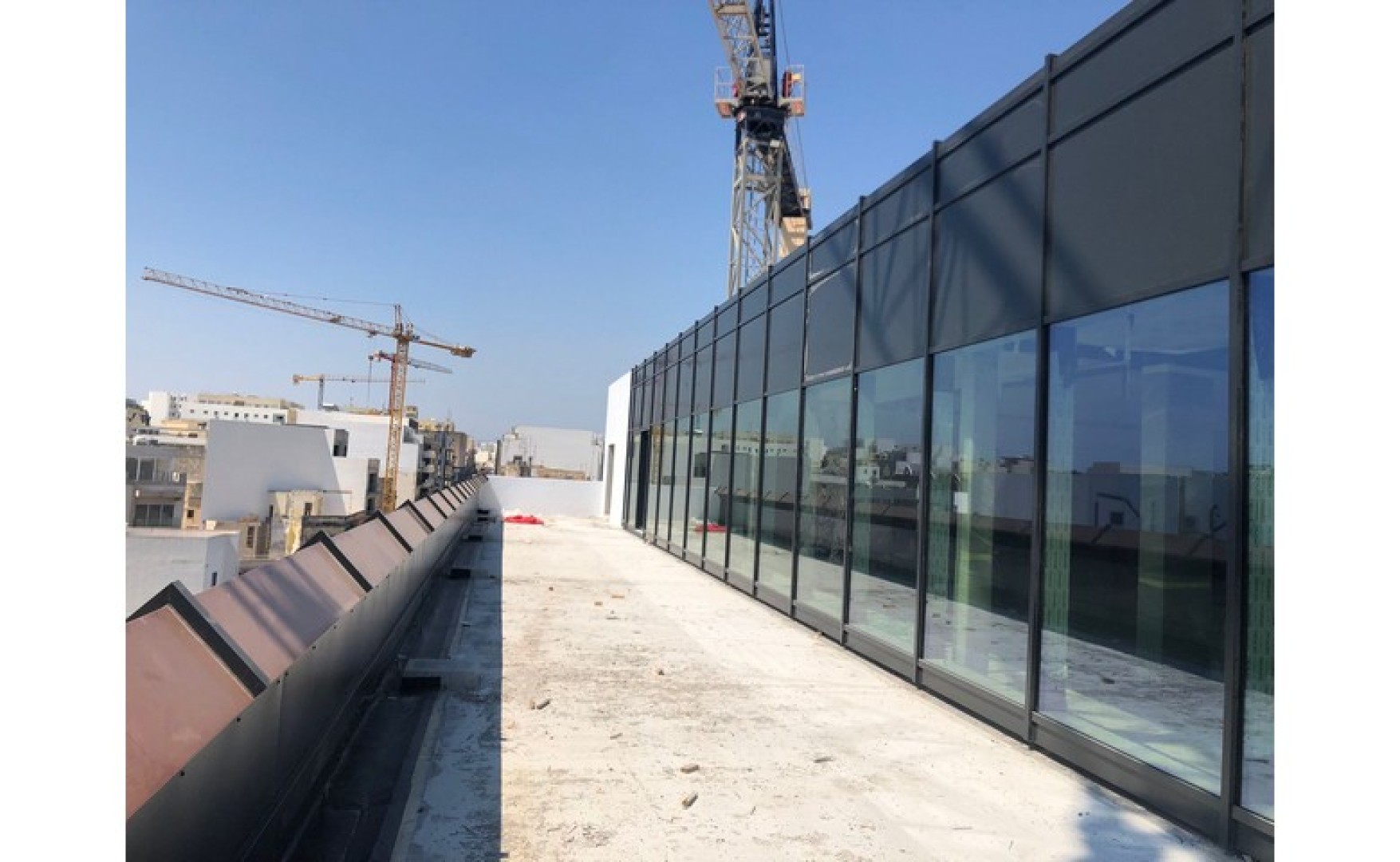 penthouse office with a terrace and an area of 950 sqm for rent in Gzira