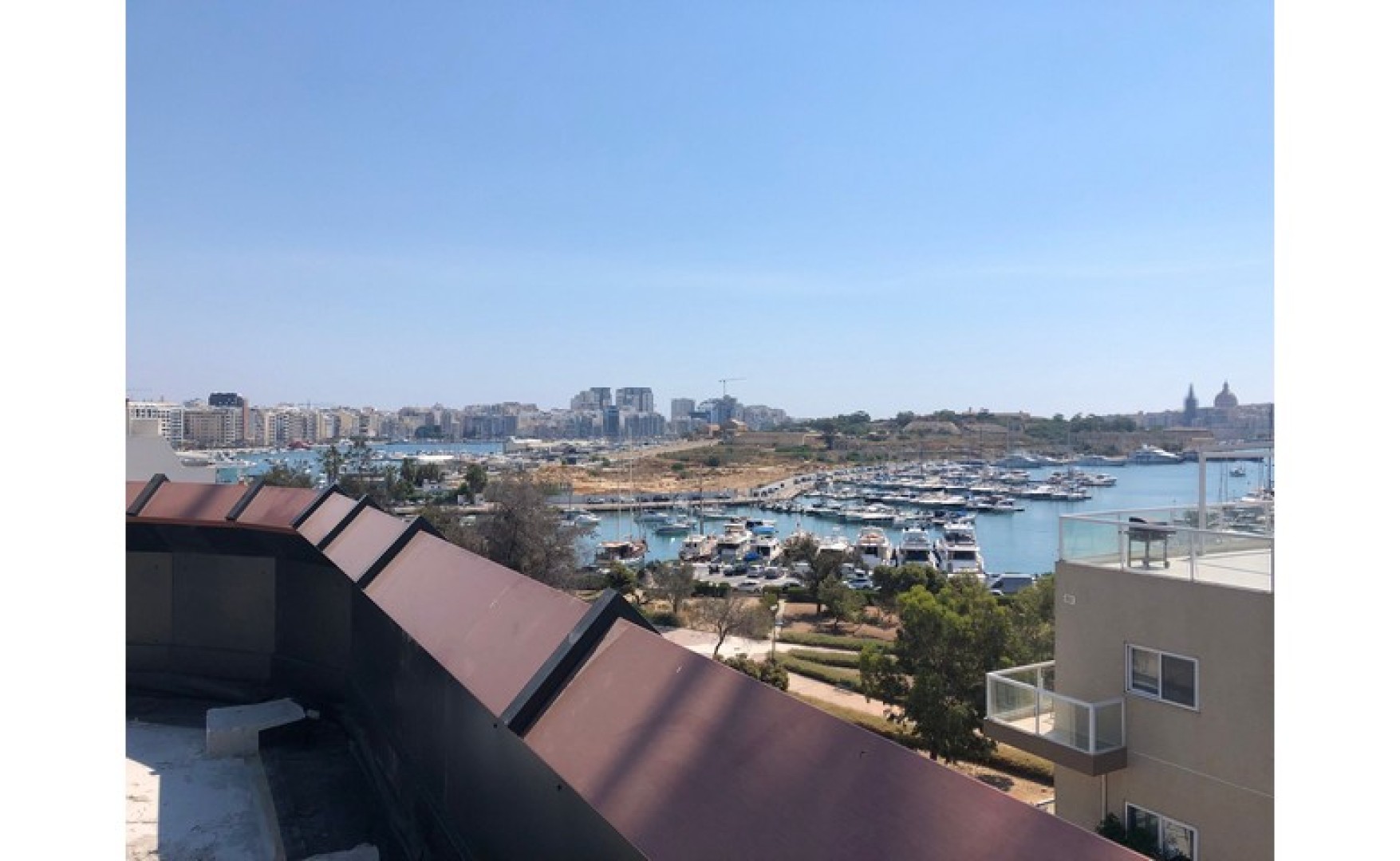 penthouse office with a terrace and an area of 950 sqm for rent in Gzira