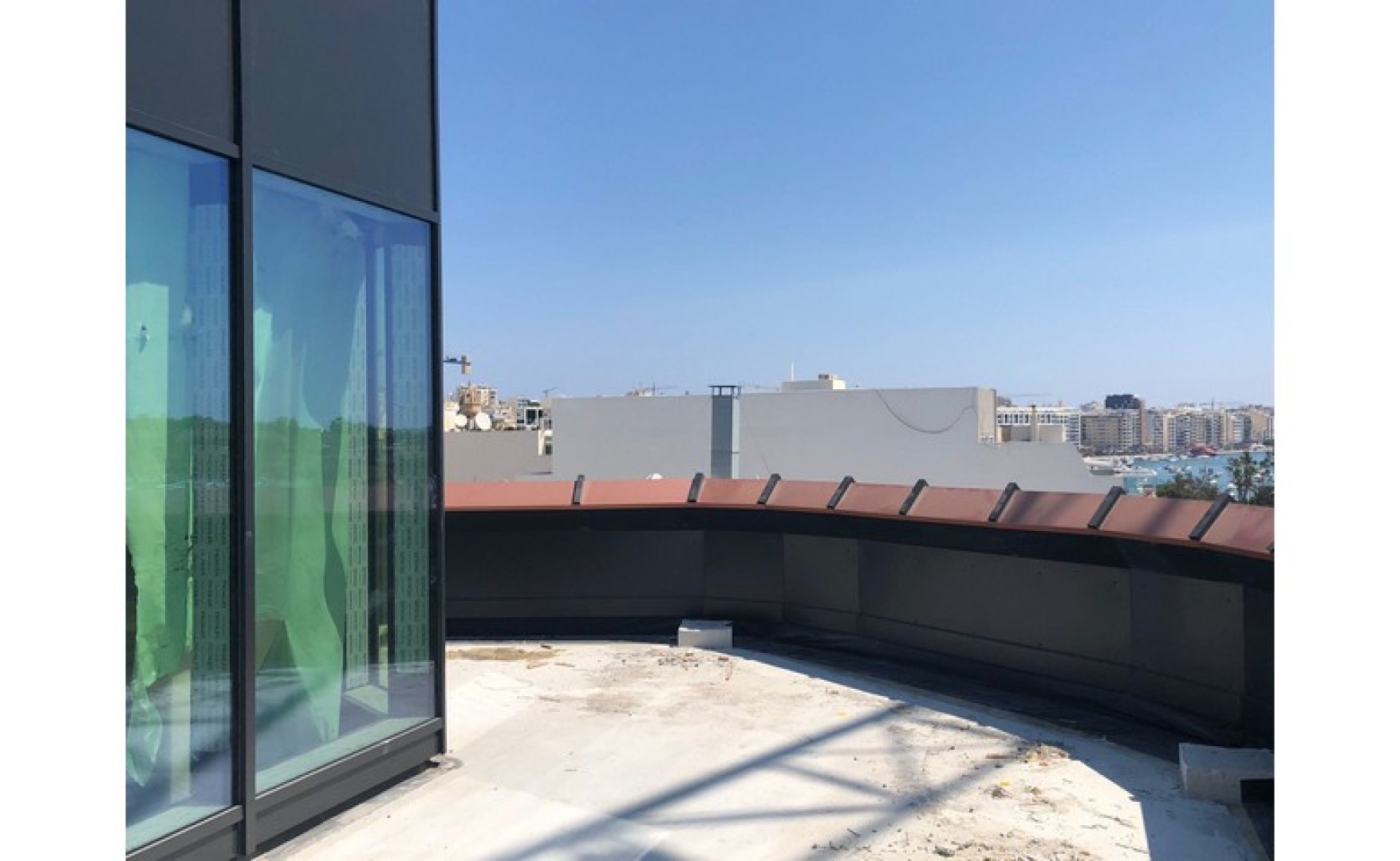 penthouse office with a terrace and an area of 950 sqm for rent in Gzira