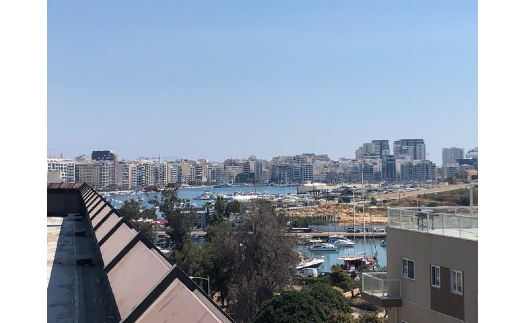 penthouse office with a terrace and an area of 950 sqm for rent in Gzira