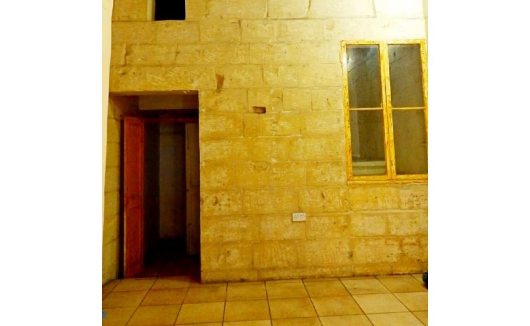 Shop to let in Malta: Bormla class 4B property for rent
