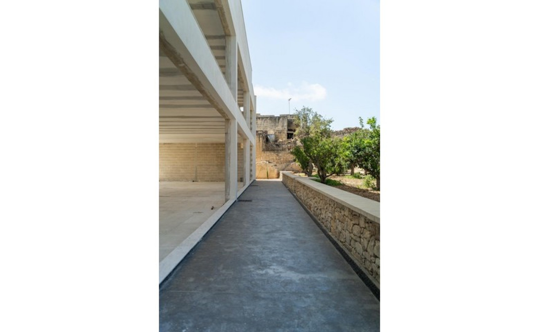 Qormi commercial office for rent with an area of 920sqm surrounded by Gardens and parking