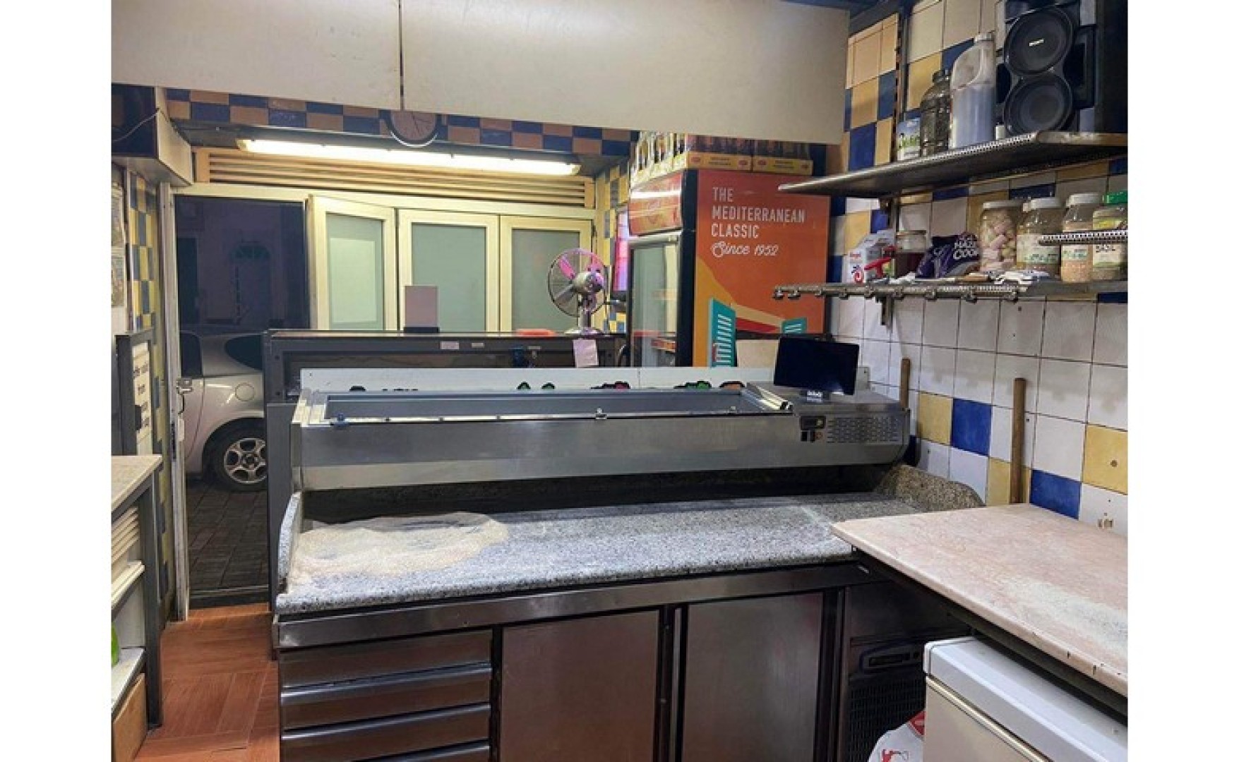 Fgura shop / take away for rent in a prime location