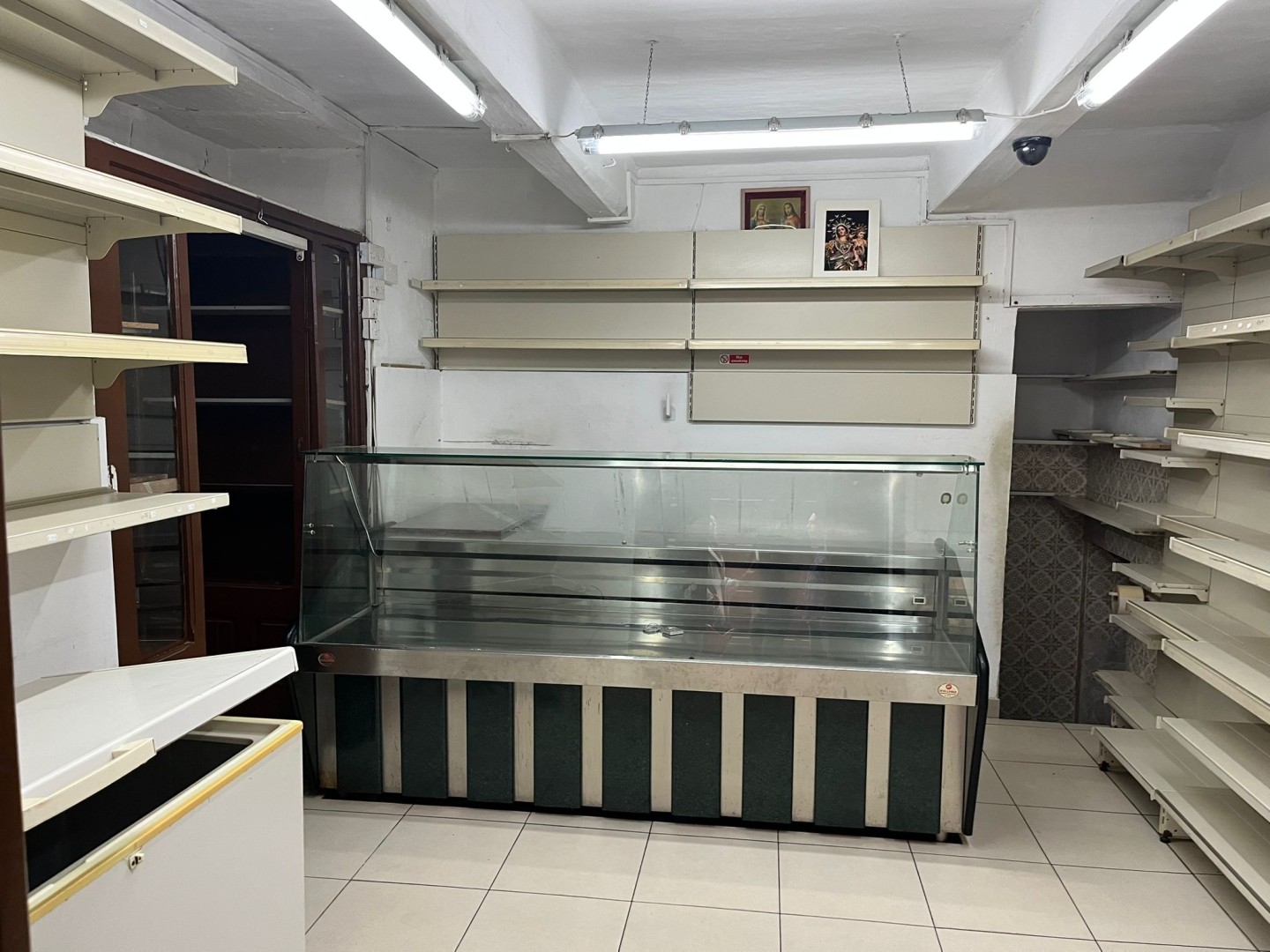 Shops for rent in Malta: Corner 40sqm commercial premises in Valletta