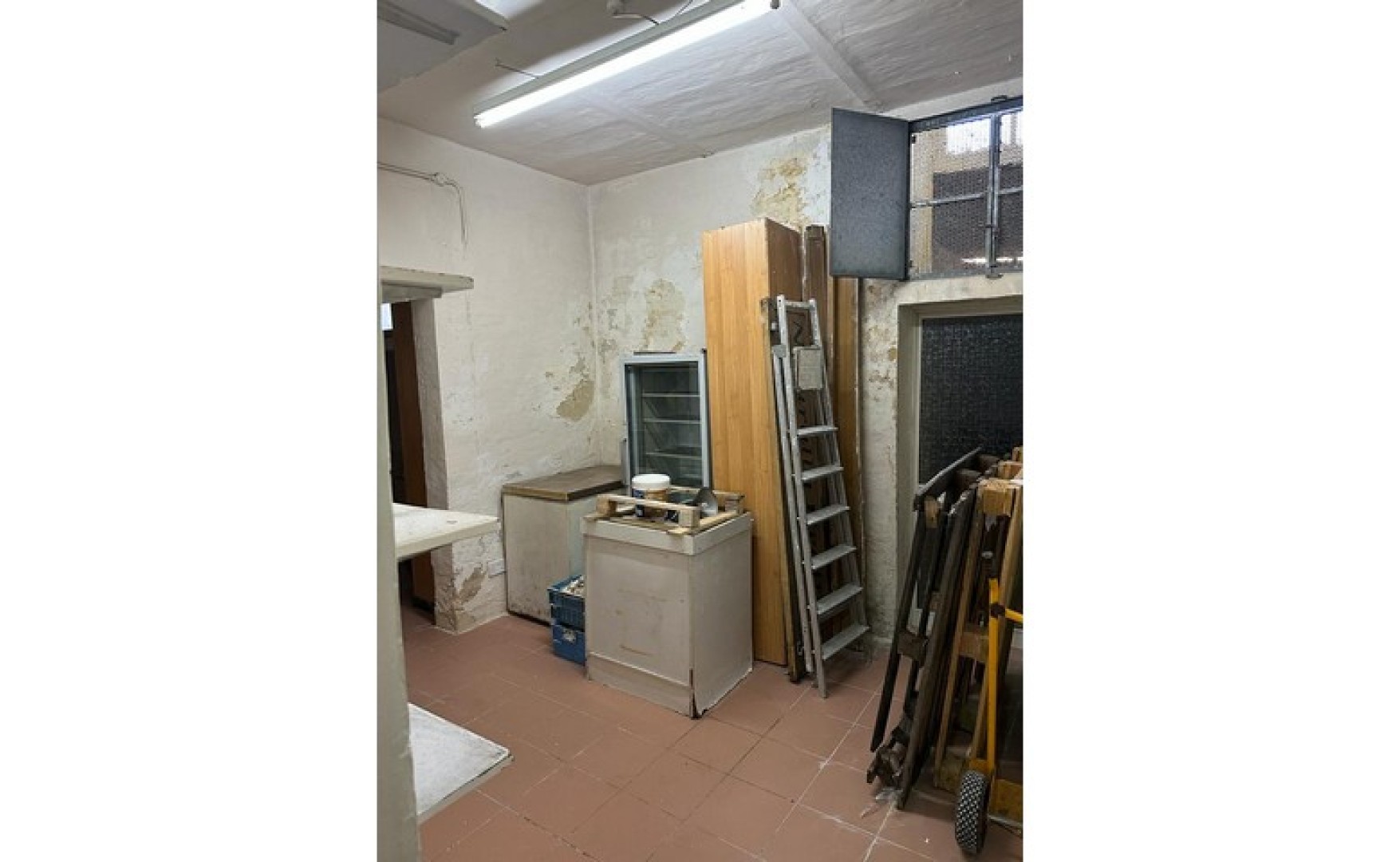 Shops for rent in Malta: Hamrun 100sqm premises to let on the main road