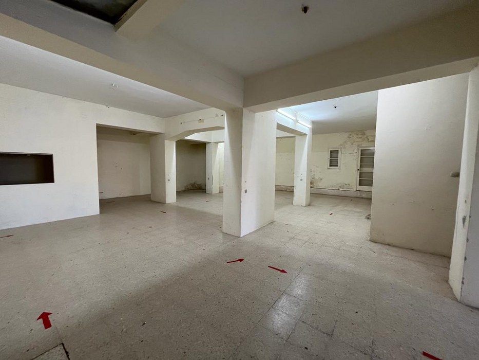 Balluta seafront shop / office for rent with an area of 225sqm