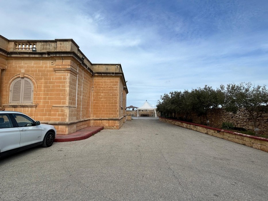 Exclusive Wardija Villa with Expansive Gardens