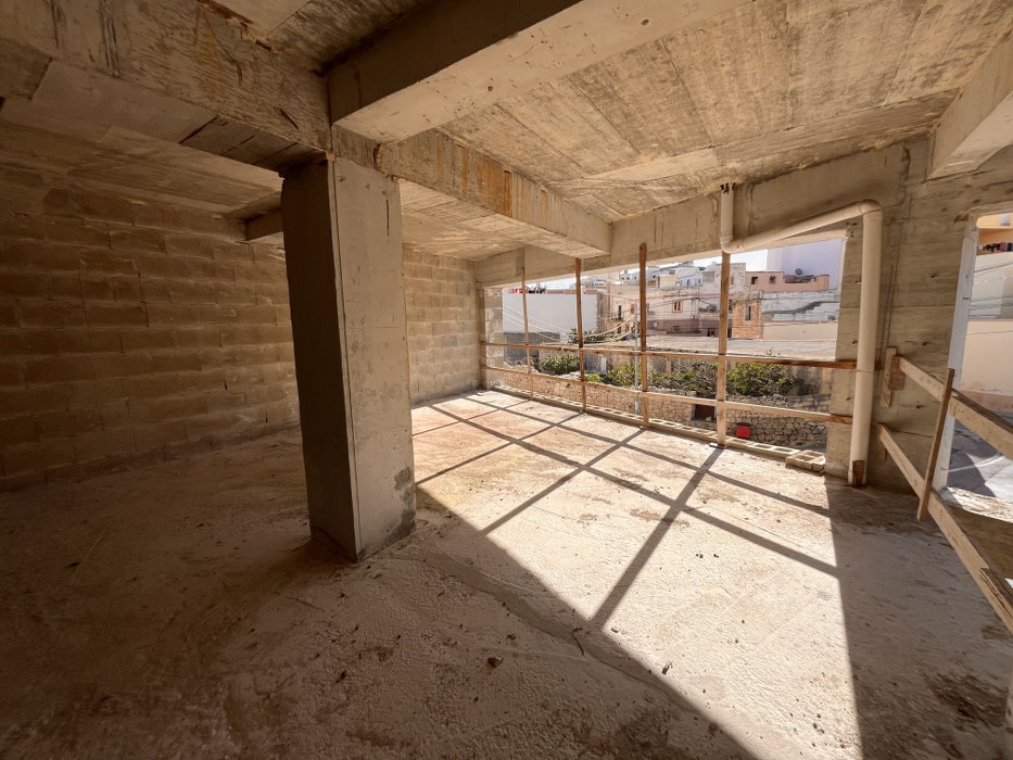 Shops for rent in Malta: 580sqm large showroom on two floors