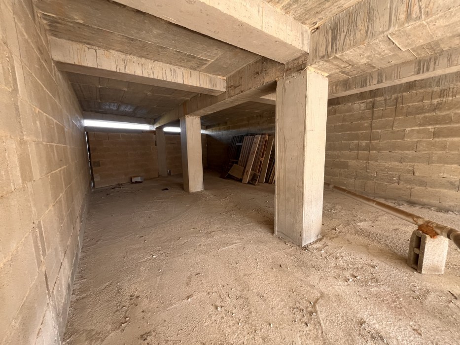 Shops for rent in Malta: 700 SQM large showroom on three floors
