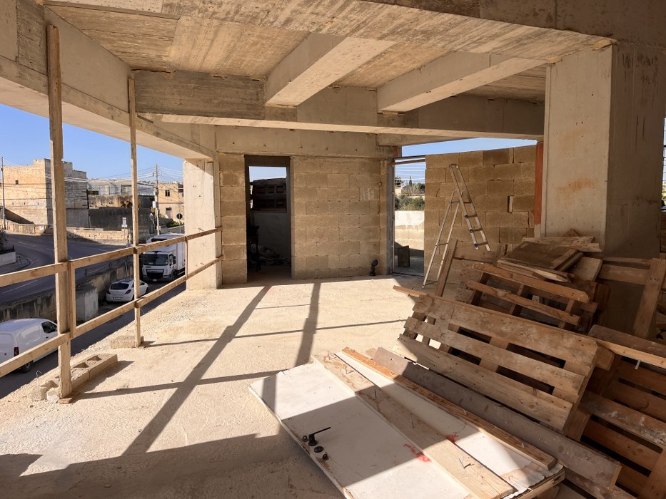 Shops for rent in Malta: 580sqm large showroom on two floors