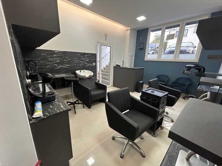 Shop to let Malta: St Julian's street level shop / office to rent