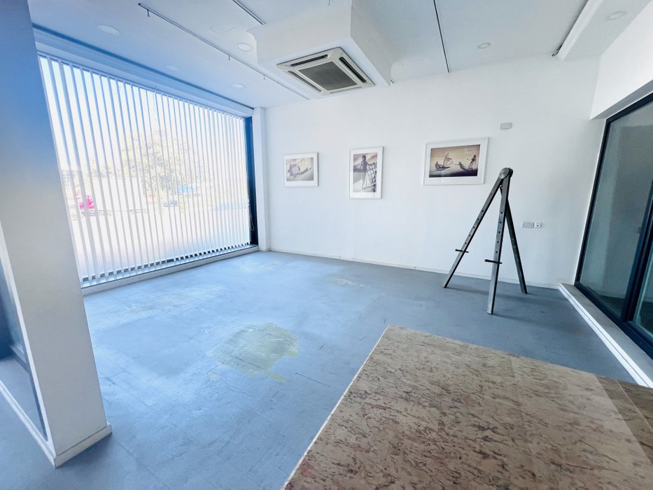 Showroom/office on a busy road in Marsa