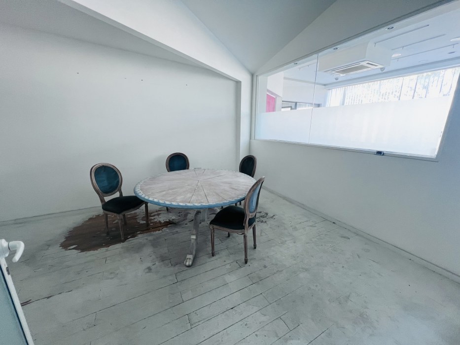 Showroom/office on a busy road in Marsa