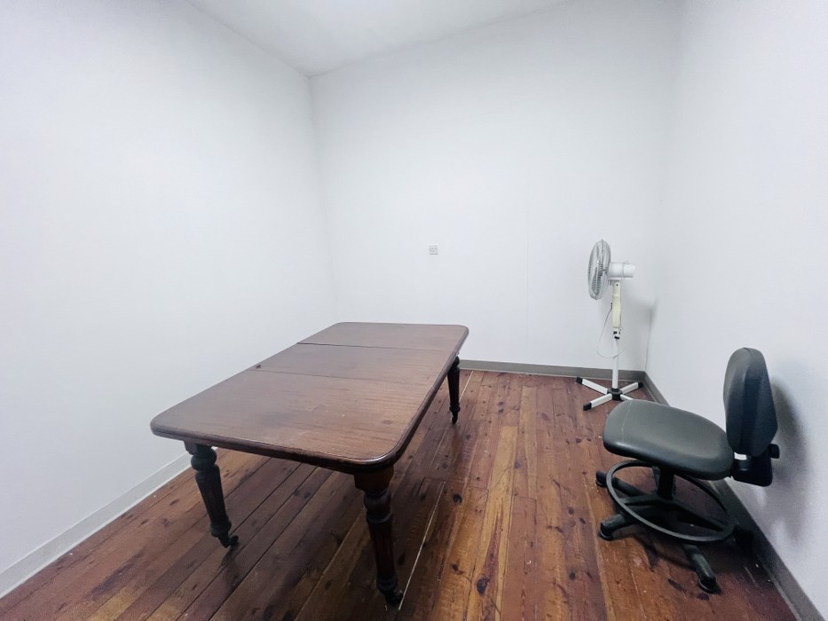 Showroom/office on a busy road in Marsa