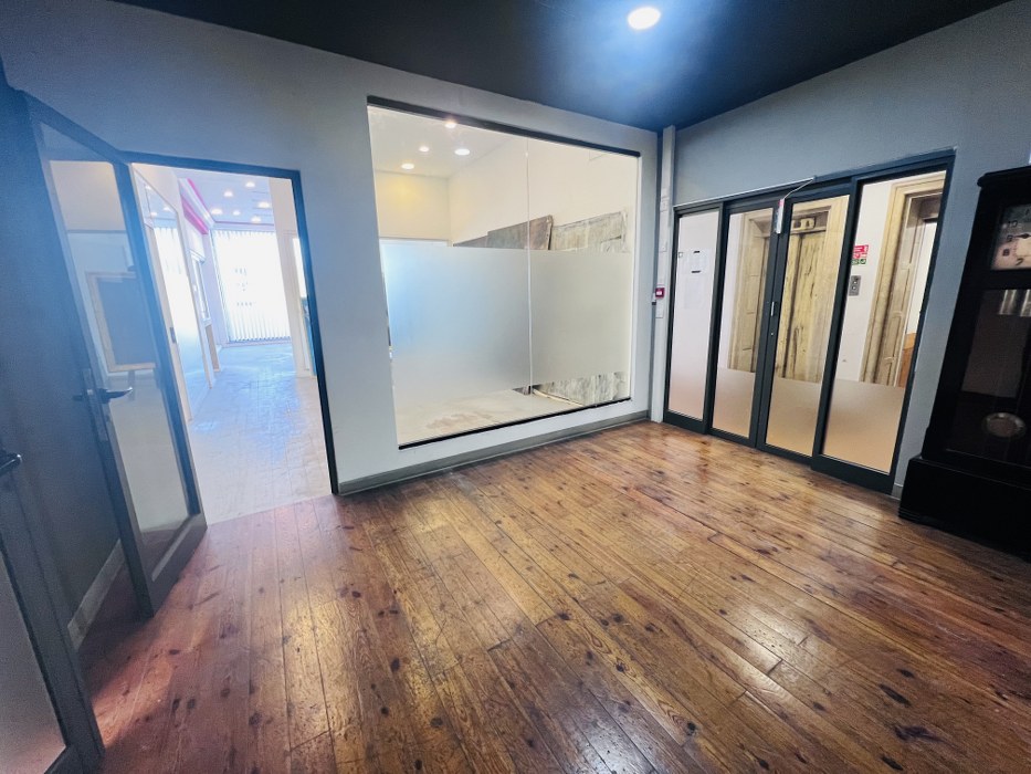 Showroom/office on a busy road in Marsa