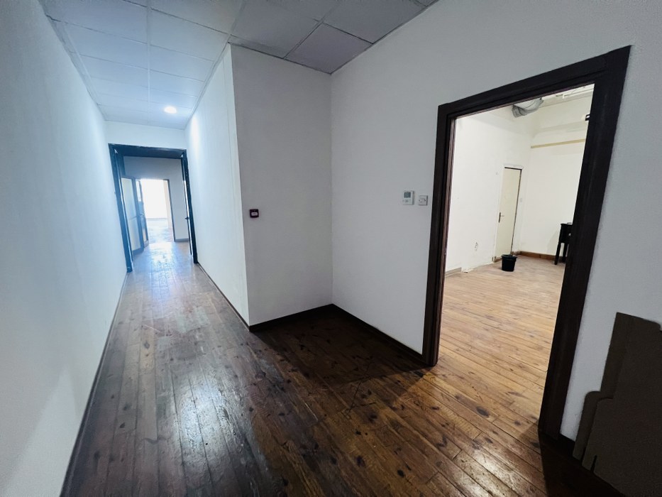Showroom/office on a busy road in Marsa