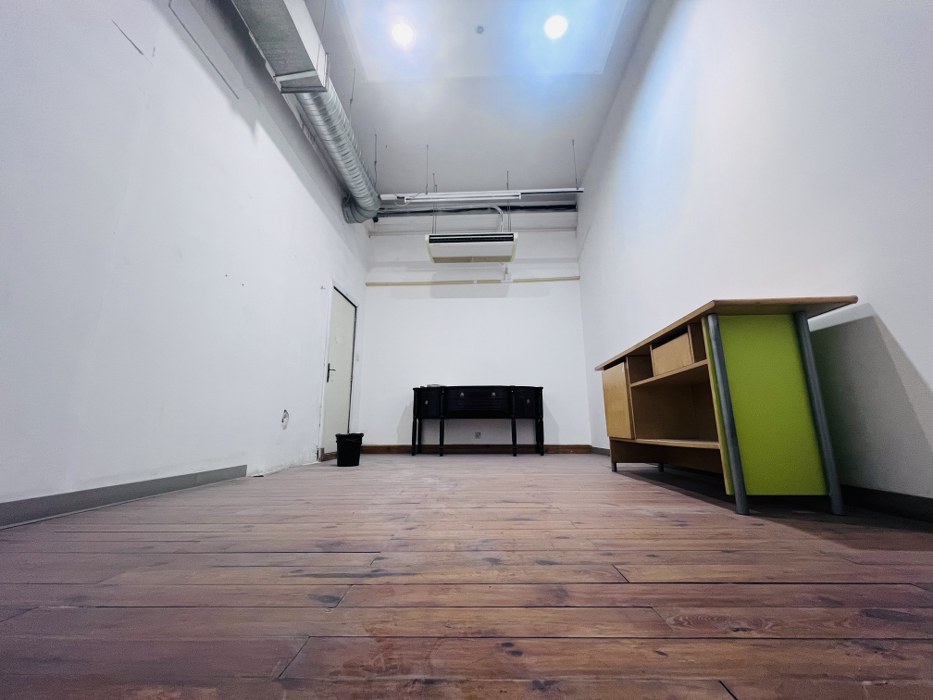 Showroom/office on a busy road in Marsa
