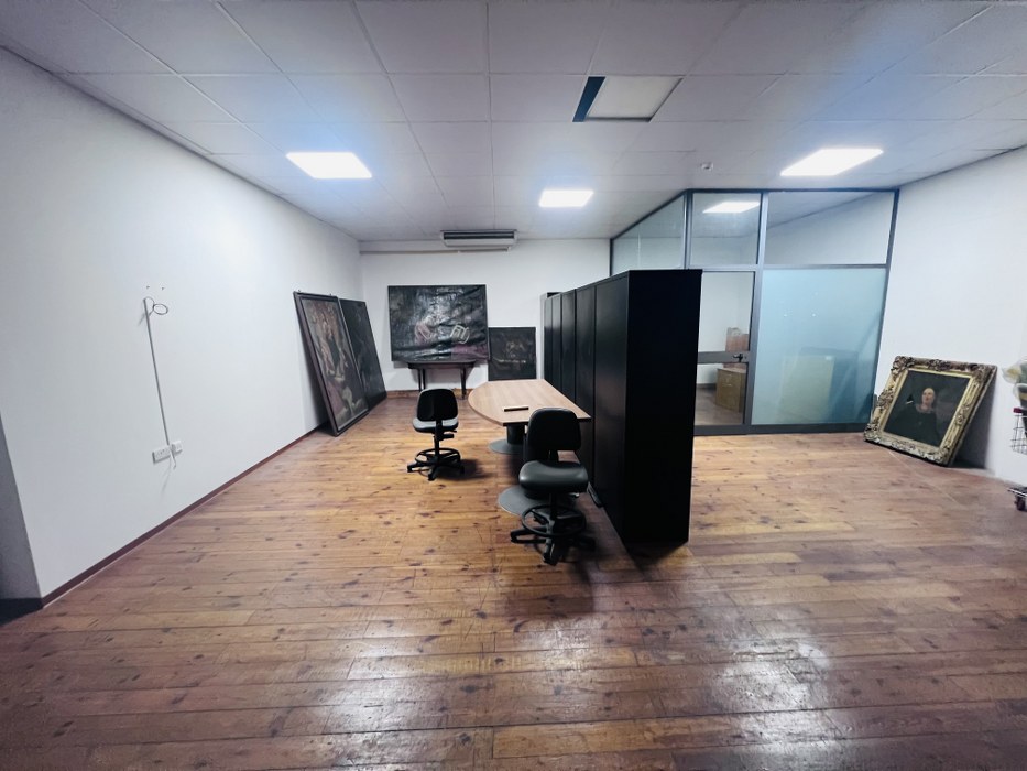 Showroom/office on a busy road in Marsa
